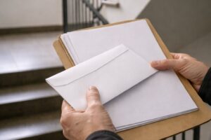 Alltagsszene zur Neubewertung eines Pflegegrades mit pflegebedürftiger Person und Angehöriger